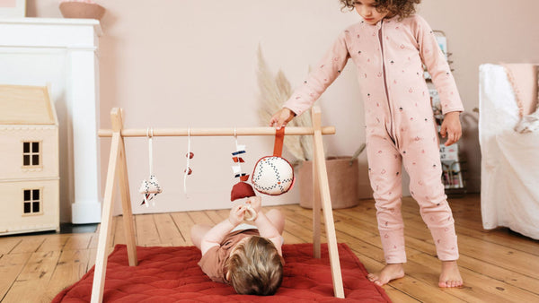 À quel âge bébé joue avec son arche d'éveil ? – MELLIPOU