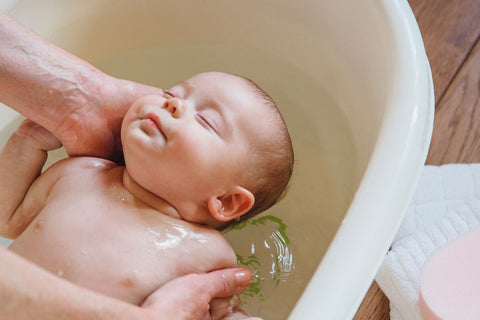 bébé dans un bain