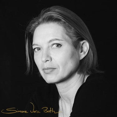 Simone Vera Bath is a German jewelry designer based in Rome Italy. We interviewed her in August 2018. 