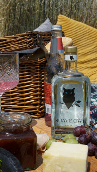 SUAVE OWL gin displayed with a picnic.