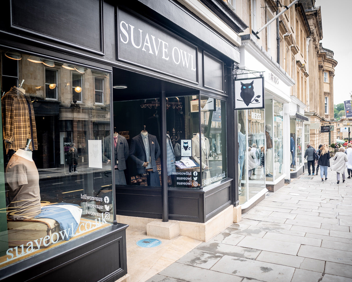 The SUAVE OWL shop on Milsom Street, Bath. Men's clothes are visible through the window.