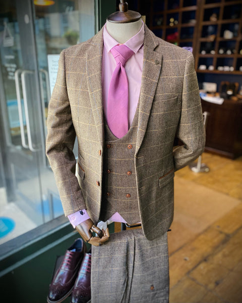 Mannequin displaying Ted suit with pale pink shirt and pink tie.
