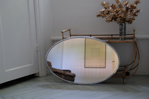 oval mirror is a cool inspiration for the living room