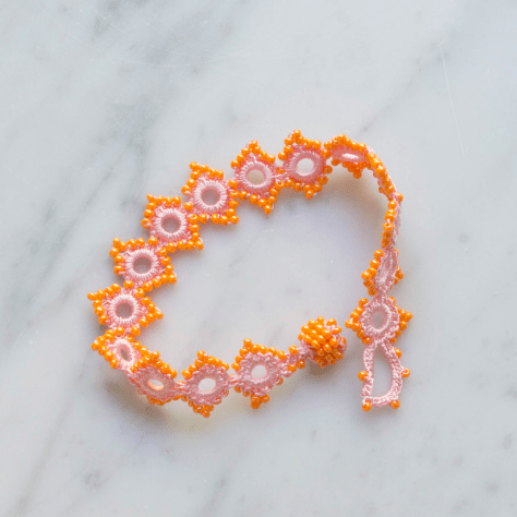 Kniplet armbånd // Daisy Lyserød med orange perler • DORA
