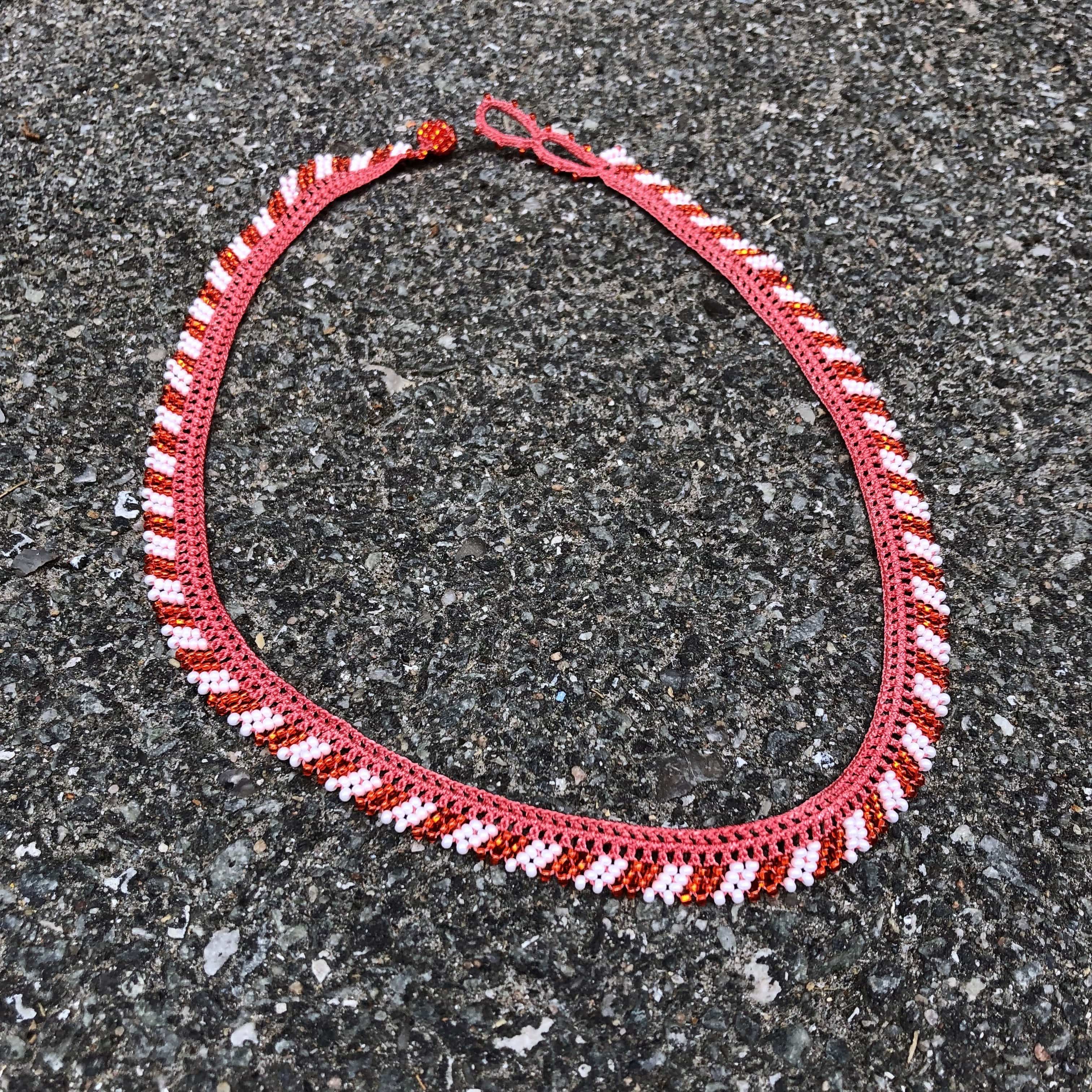 halskæde // Stripes // Pink orange og hvide perler • DORA