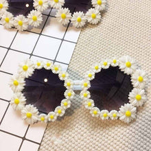 Laden Sie das Bild in den Galerie-Viewer, Original Fashion women sunglasses Retro Rhinestone Sun Glasses For Women Handmade Flower Pearl Beach High Quality