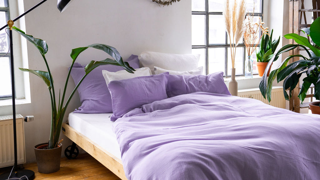 Bett mit Bettwäsche in Lilac