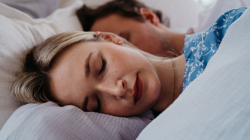 Frau und Mann schlafen im Bett
