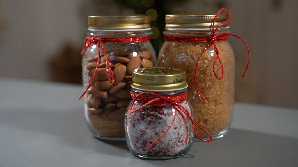 3 gifts in mason jar 