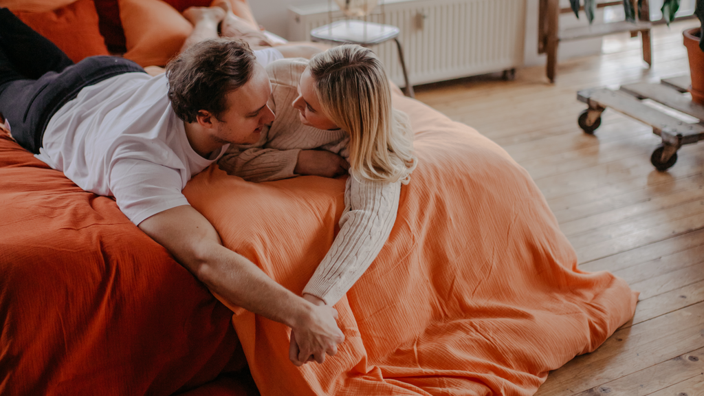 Pärchen kuschelt im Bett