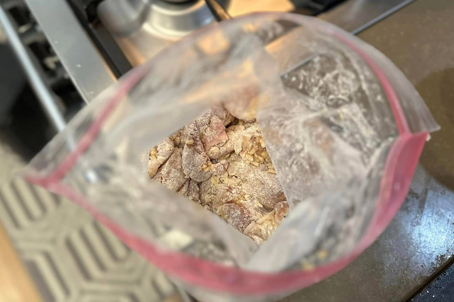 In a new Ziplock bag, add the chicken and katakuriko (potato starch).