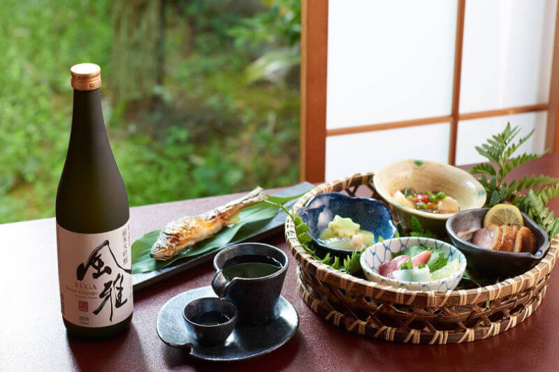 Grilled fish and other dishes with Nihon Sakari “Fuga”