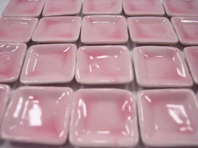 Dollhouse Miniature Kitchen Ceramic 20 Pink Square Plates Dishes Dining 2cm 2256