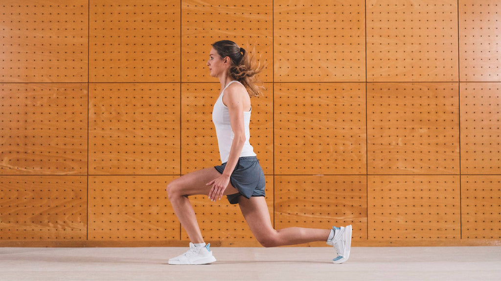 Woman doing lunges to get a flat tummy. 