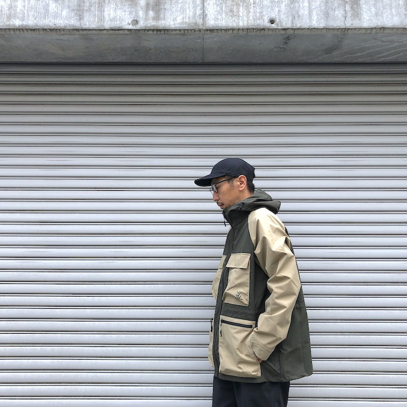 -〔MEN'S〕-　 WHITE MOUNTAINEERING ホワイトマウンテニアリング W.M.B.C. x KiU 　3LAYERED  FIELD JACKET