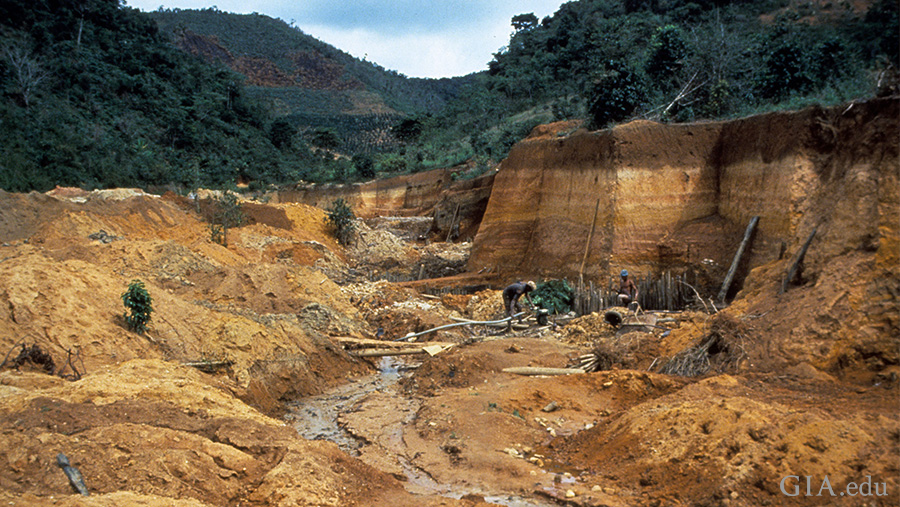 Chrysoberyl mining at corrego do Fogo near Malacacheta, Brazil. Courtesy: ICA