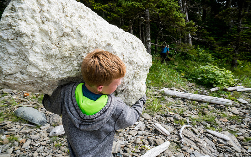 Ikkatsu Project Team Member cleans up large Styrofoam from the beach.