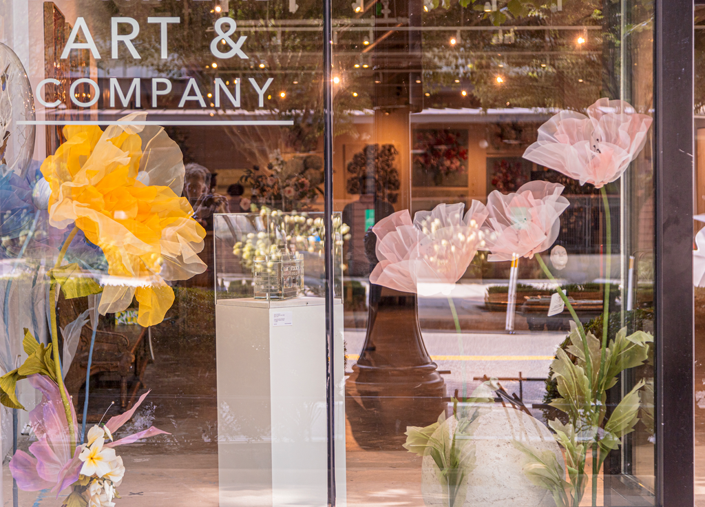 Flores gigantes para vitrine exclusiva de loja