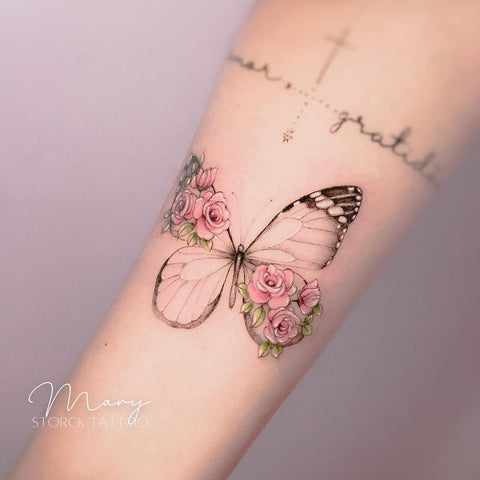 Ideia de tatuagem de borboleta floral para 2023