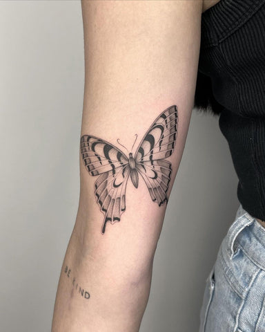 ideia simples de tatuagem de borboleta para 2023