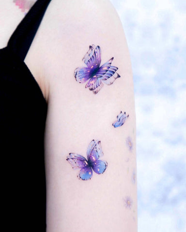 Tatuaje de mariposa revoloteando en acuarela 2023