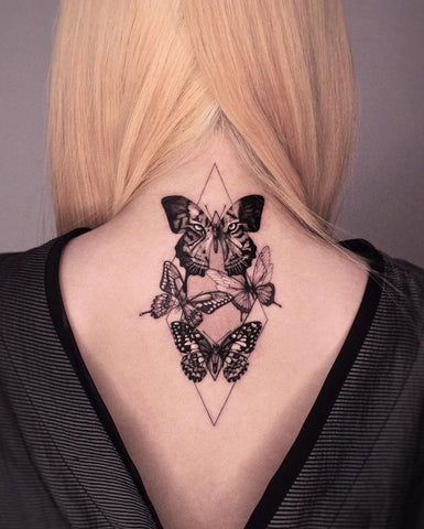 Tatuagem legal de borboleta nas costas