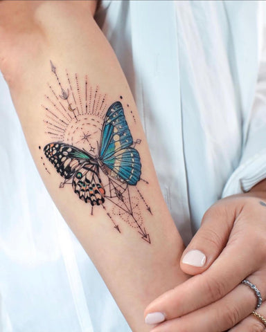 Idea realista de tatuaje de mariposa para 2023