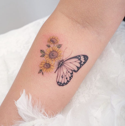 Tatuaje religioso con cruz y mariposa para 2023