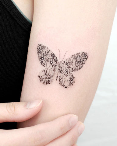 Ideia fofa de tatuagem de braço de borboleta para 2023