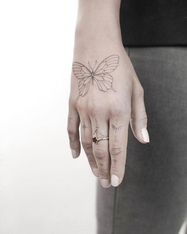 Ideia de tatuagem de mão com borboleta para 2023