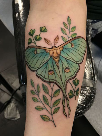 Idea de tatuaje de polilla luna verde para 2023