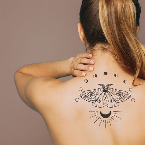 Tatuagem de mariposa do ciclo lunar