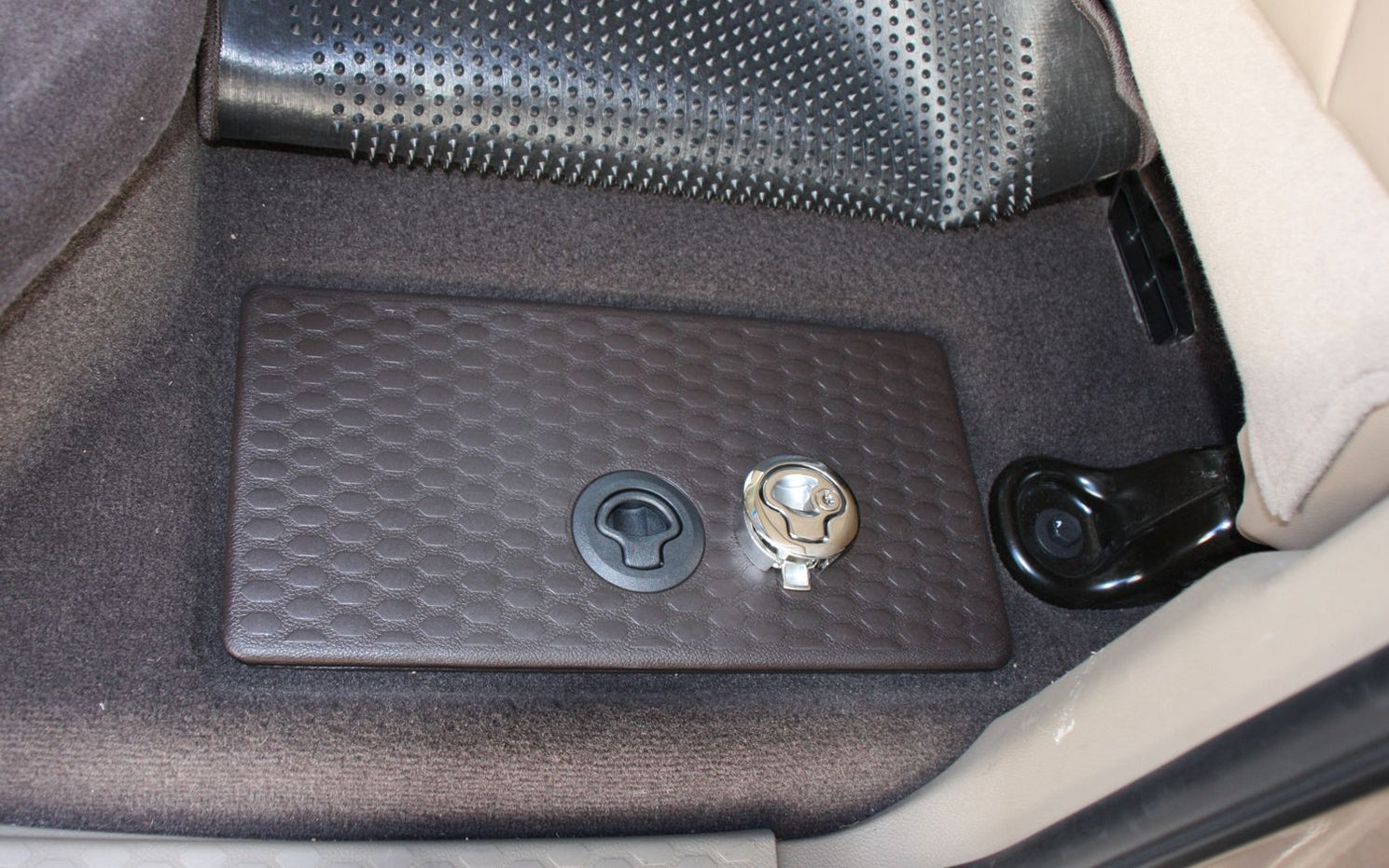 2014 dodge ram rambox cargo lock