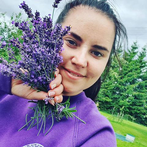 Agnė Klein laiko levandas. Levandų eterinis aliejus gali padėti sumažinti strijas