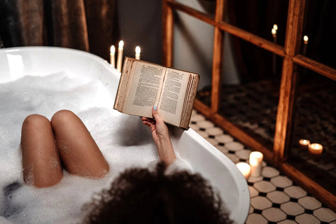 moteris vonioje skaito knygą
