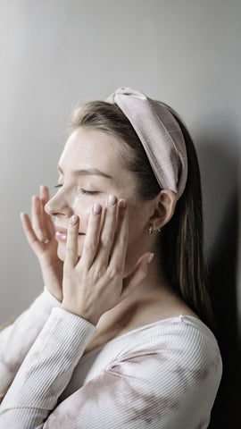 mujer cuidando su piel de las arrugas