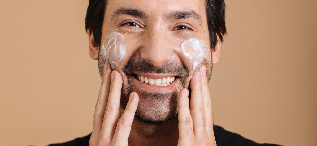 Hombre haciendo su rutina hidratante de skincare