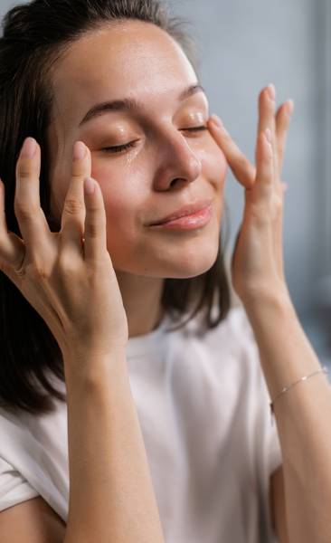 Mujer usando contorno de ojos TESSA para reducir ojeras