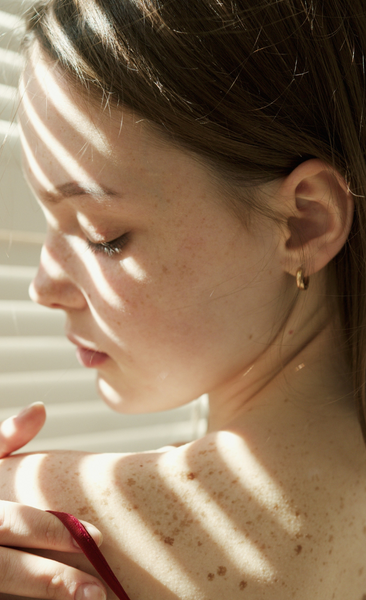 Mujer al sol con piel firme debido a una buena absorción de vitamina D