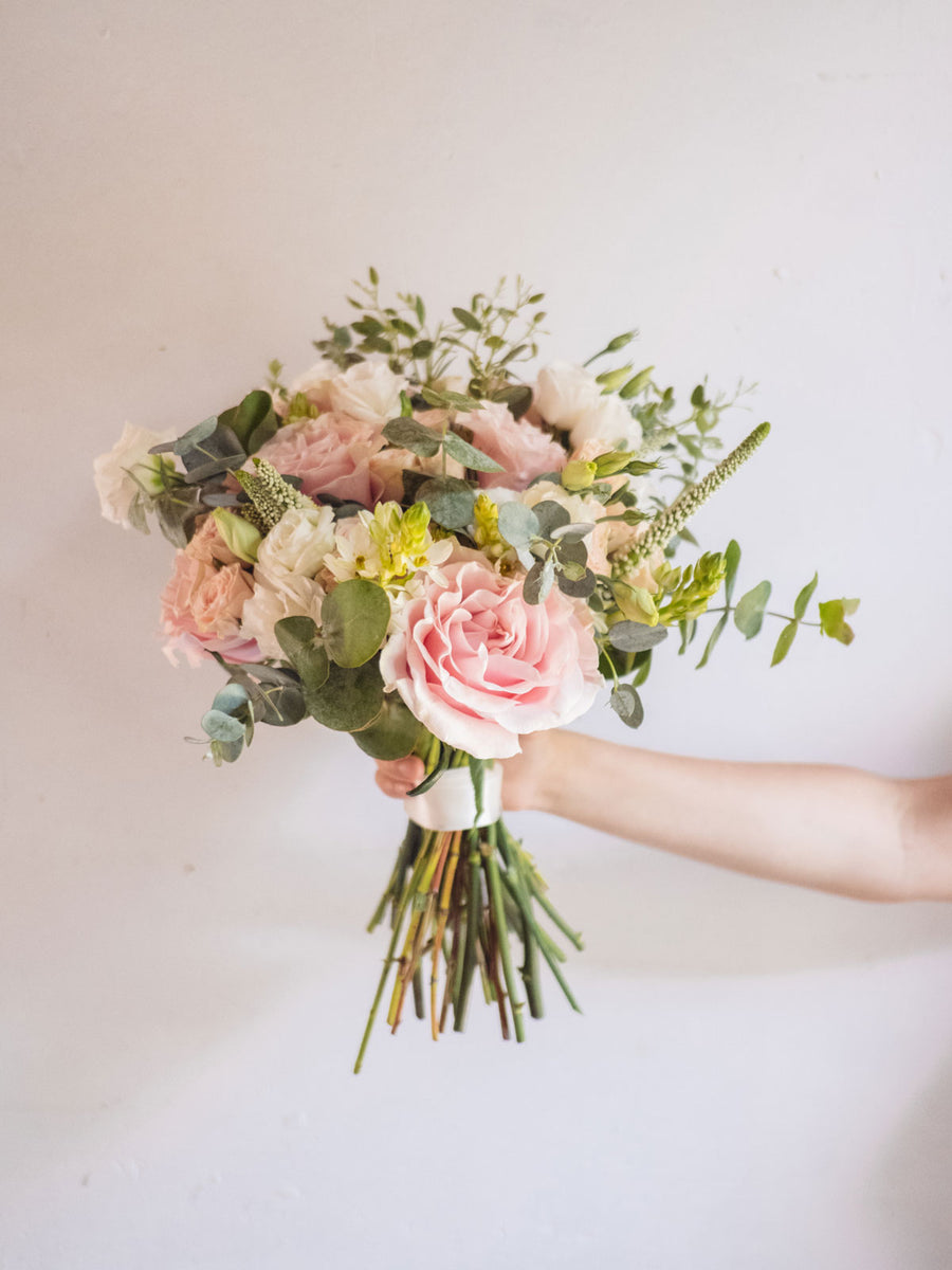 Ramo de novia en tonos suaves de blancos, mentas y rosados – canastodeflores