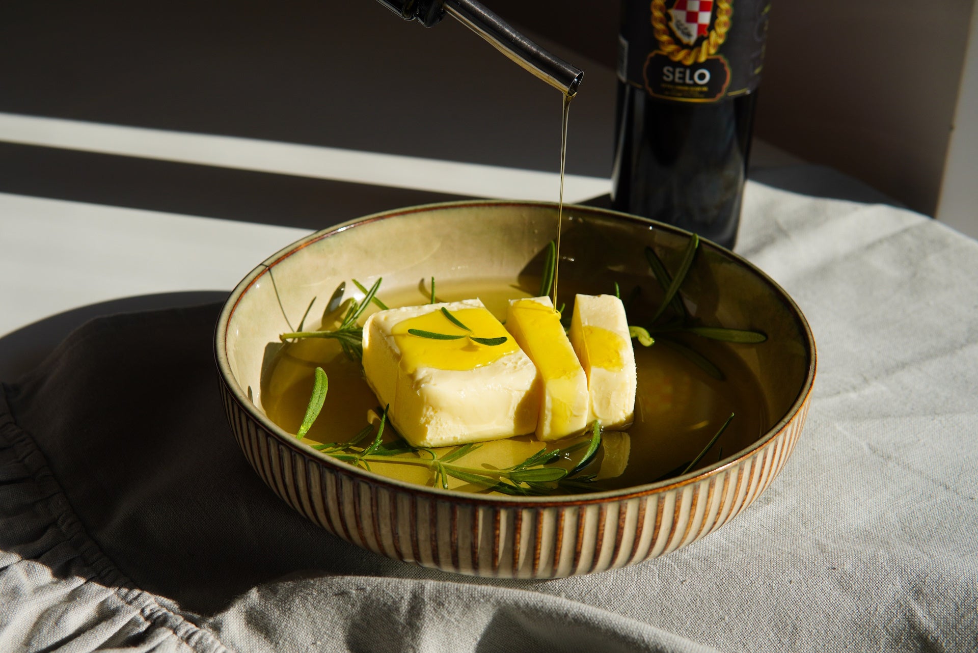 Image of a mixing dish containing a mixture of Selo Croatian extra virgin olive oil and melting butter, highlighting the golden and appetizing blend of these two cooking fats.