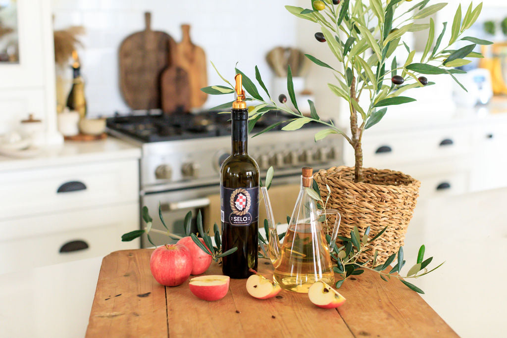 Apple cider vinegar and olive oil weight loss combo: A bottle of apple cider vinegar and olive oil, showcasing their potential to aid in weight loss.