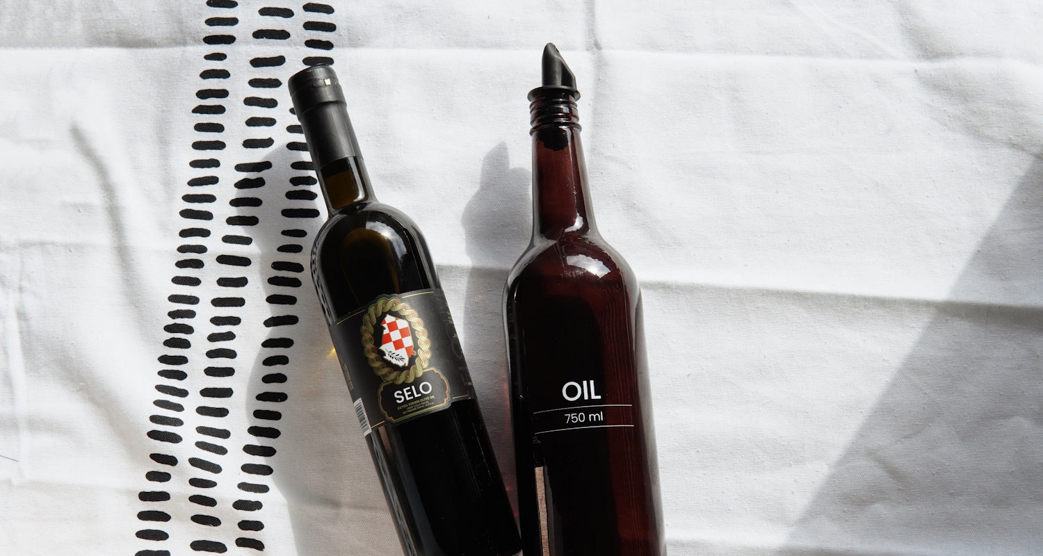 Selo extra virgin olive oil stands beside a plain bottle of vegetable oil.