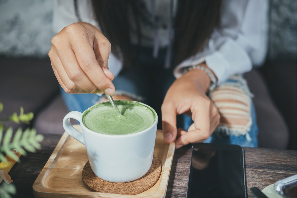 Going tea. Матча чай в руках. Чай матча Эстетика. Фотосессия матча чай. Матча чай пьет.