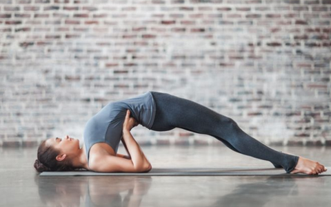 Position du demi pont posture de yoga    