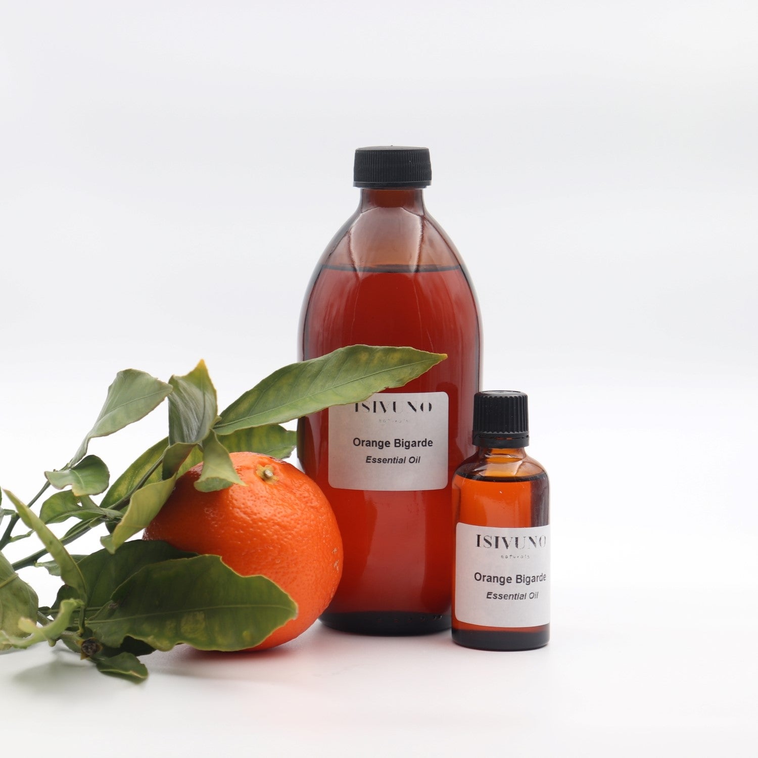 Foto de Neroli orange blossom essential oil in bottle. Fresh white flowers,  green leaf & neroli essential oil. Natural orange fruit flower attar perfume  (neroli essential oil) for aromatherapy, spa, massage. do