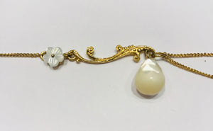 Wouters & Hendrix fine bracelet with mother of pearl flower and drop
