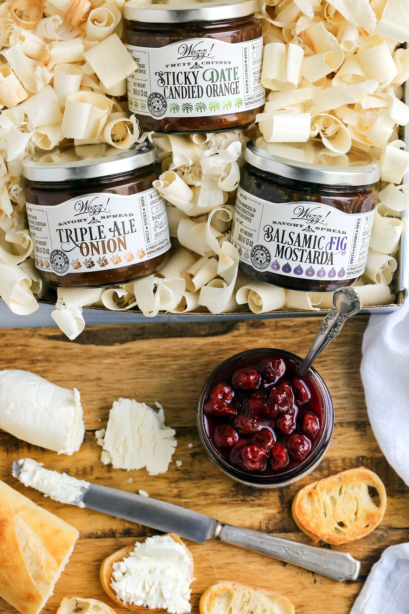 https://cdn.shopify.com/s/files/1/0081/2112/files/Classic-Cheese-Pairing-Gift-Set_2048x2048.jpg?v=1573085946