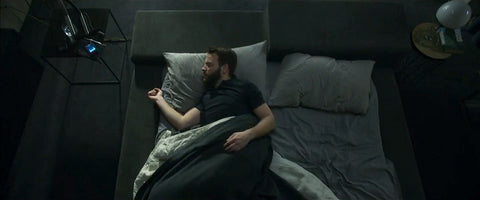 Alessandro Borghi nella serie Diavoli a letto nelle lenzuola di Suite1603