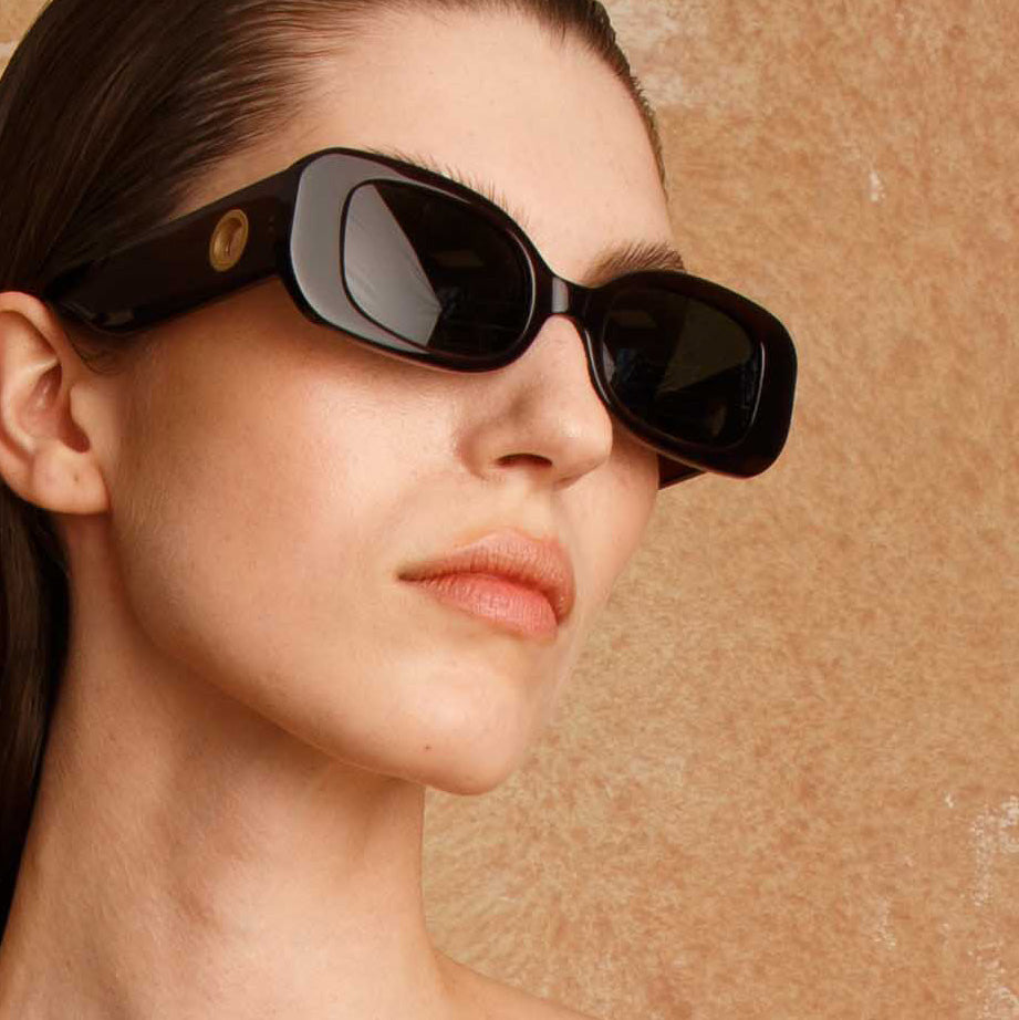 The Lola Rectangular Sunglasses in Black (C1)